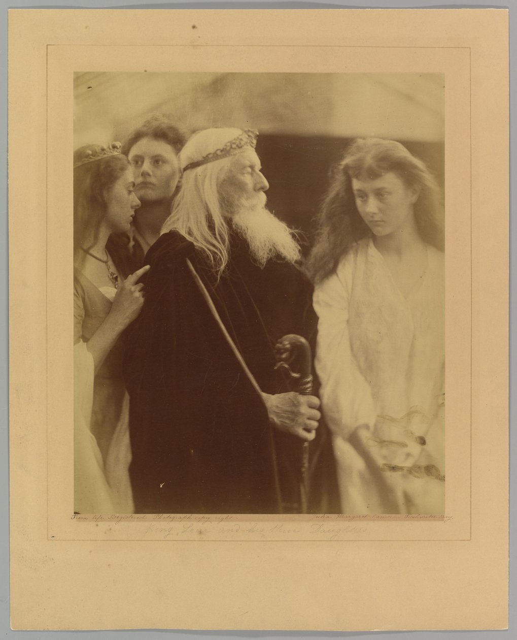 Král Lear rozděluje své království mezi své tři dcery od Julia Margaret Cameron