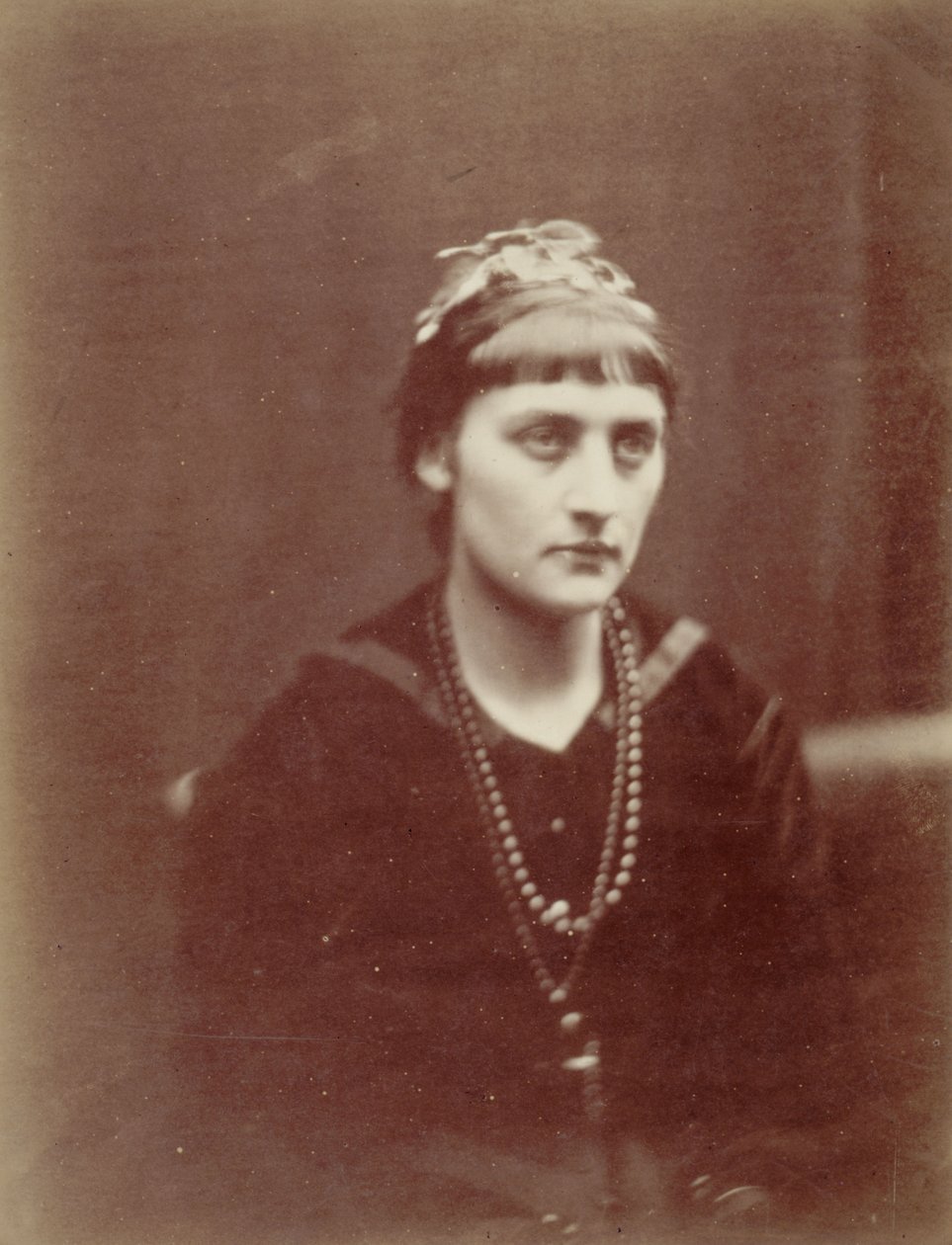 Portrét ženy se dvěma náhrdelníky od Julia Margaret Cameron
