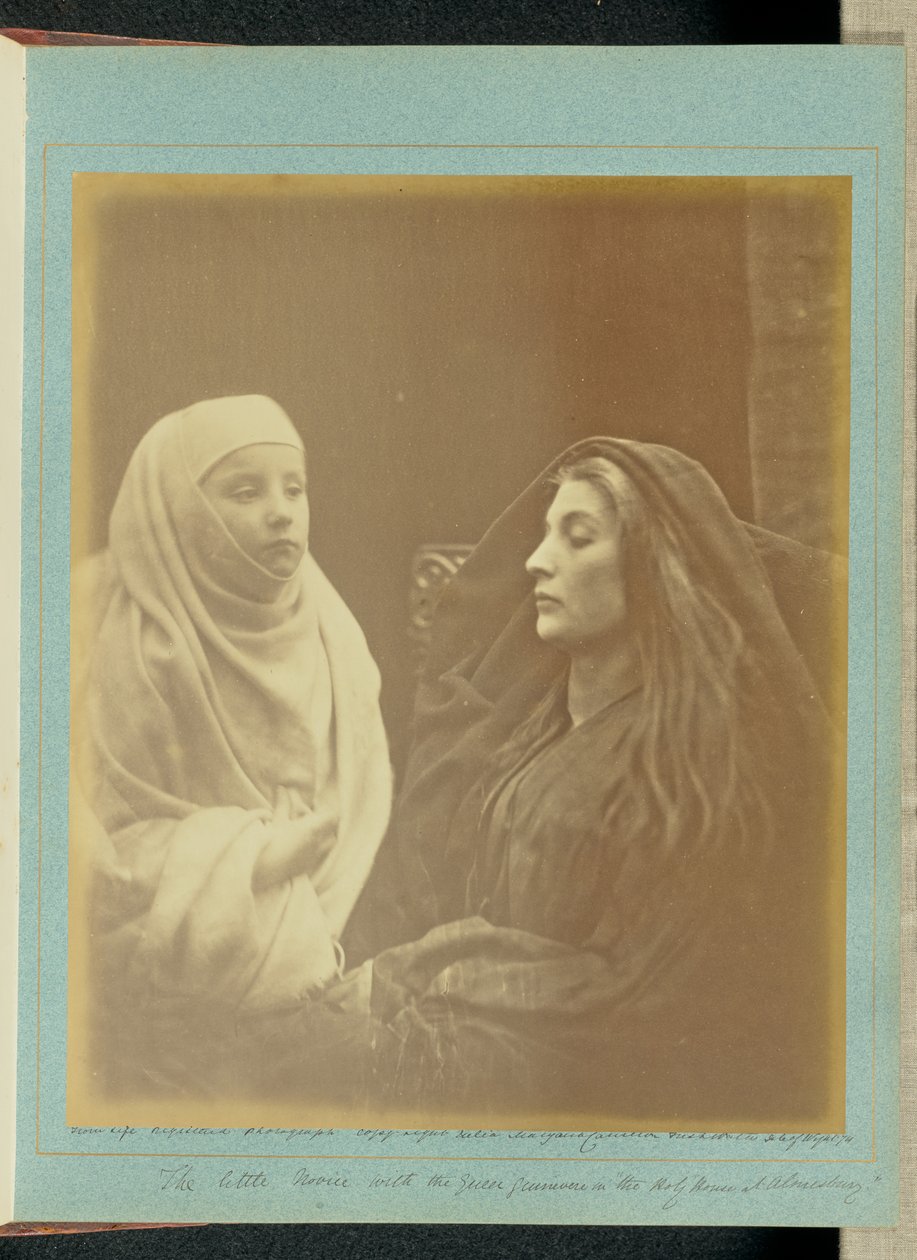 Malá novicka s královnou Ginevrou ve „Svatém domě v Almesbury“ od Julia Margaret Cameron