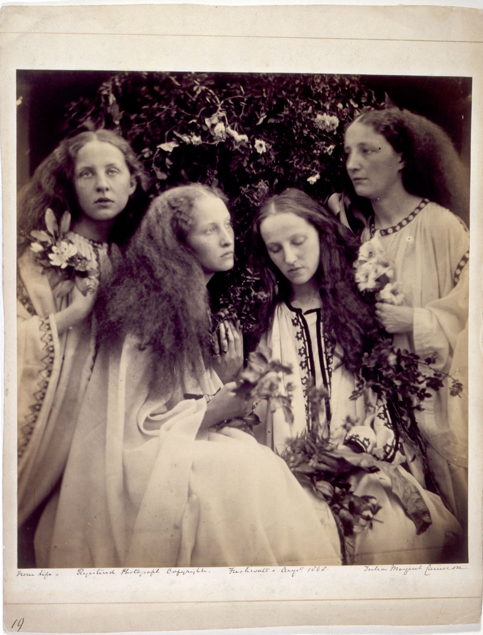 „Zahrada růžových poupat dívek“ - Sestry Fraser Tytlerovy od Julia Margaret Cameron