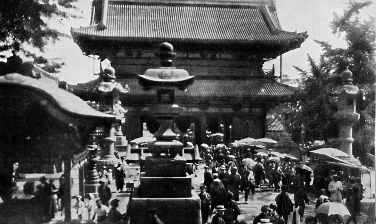 V Asakusa, velkém chrámu v Tokiu, je věštecká činnost čilá, c1900, 1921. od Julian Leonard Street