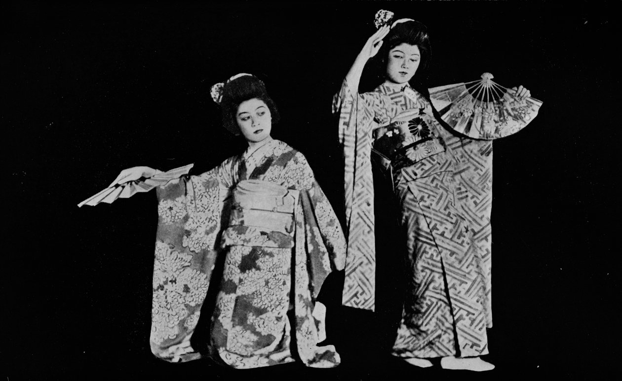 Tančící dívka Kimi-chiyo se účastní téměř každé párty v japonském stylu v Tokiu c1900, 1921 od Julian Leonard Street