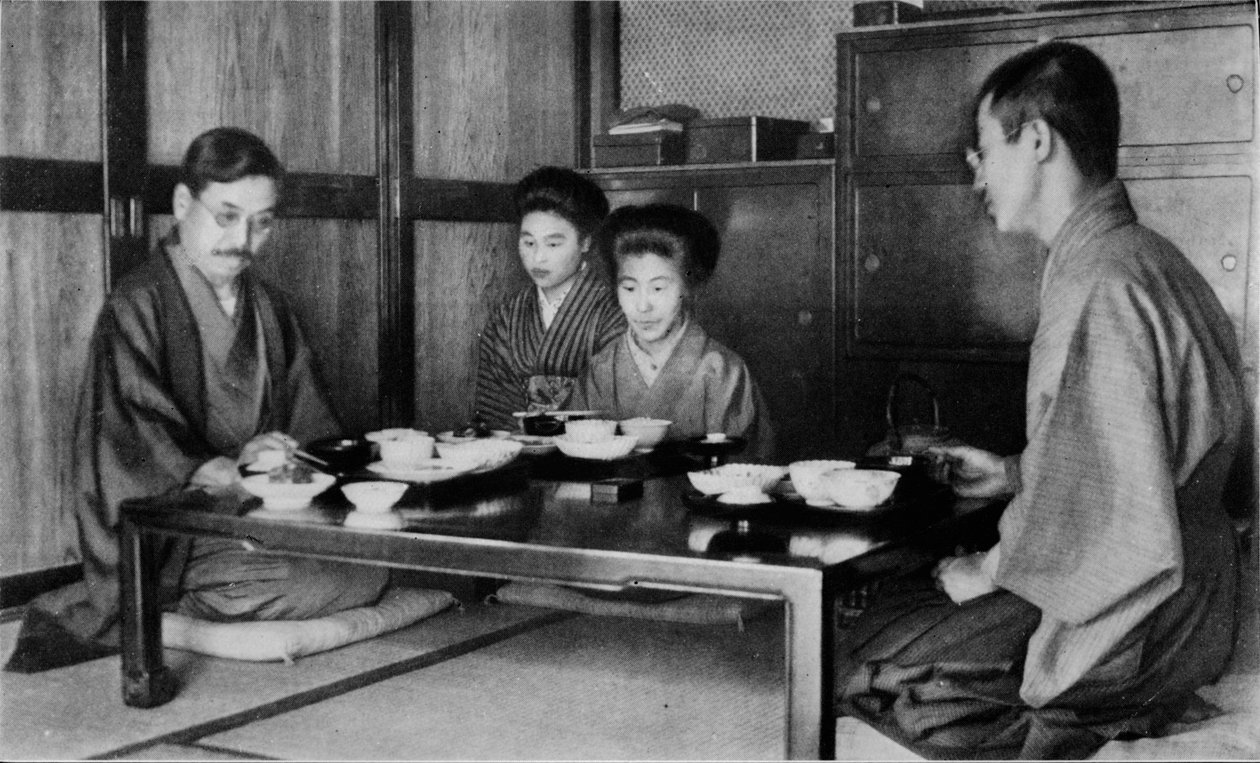 Japonský rodinný oběd, c1900, 1921 od Julian Leonard Street