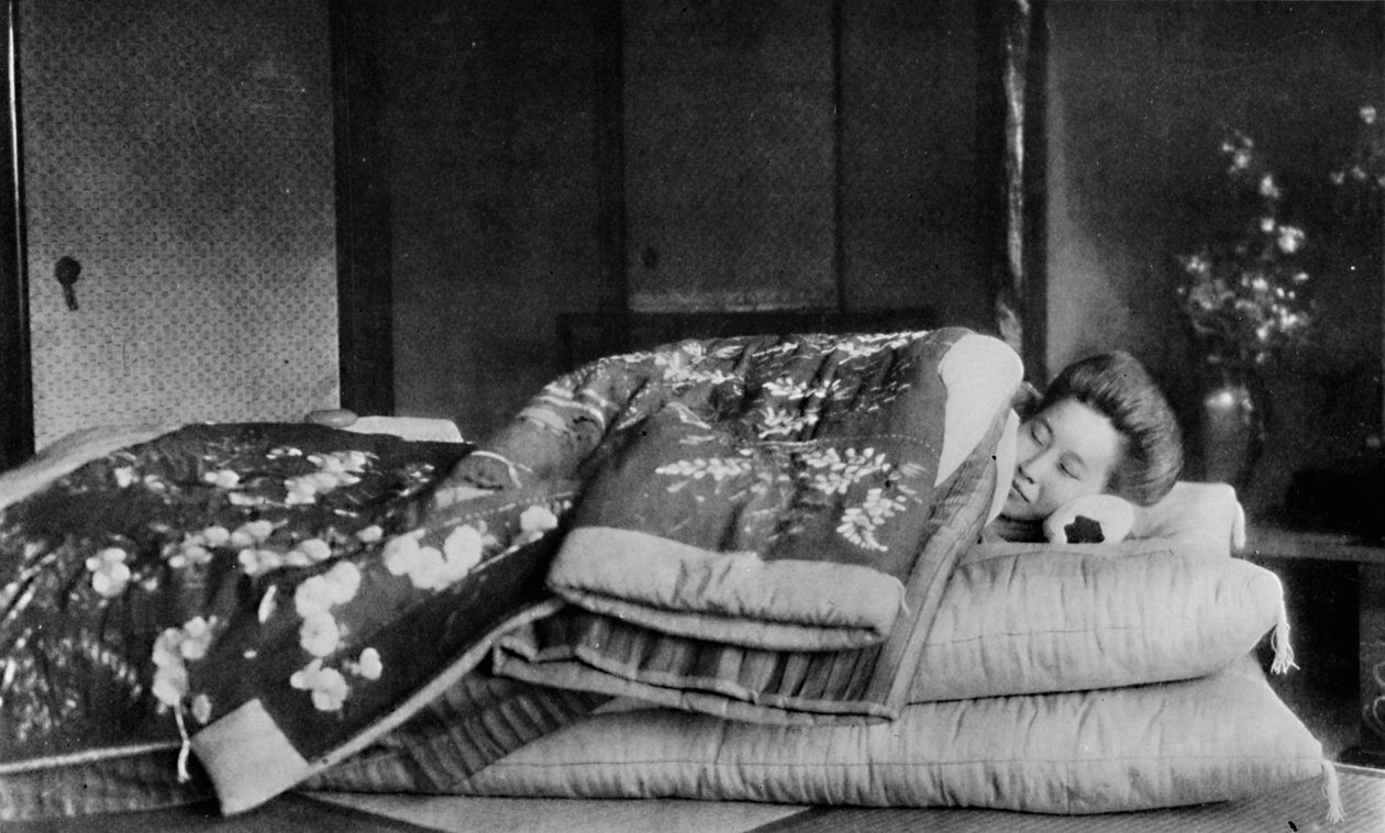 Saki, hospodyně spí na matraci s tvrdým polštářem pod prošívaným kimonem, c1900, 1921 od Julian Leonard Street