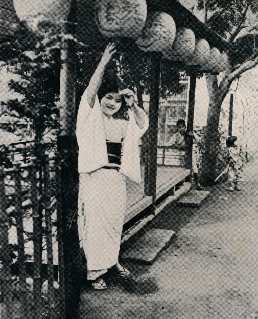 Sladký úsměv čajovny, zvané nesan – starší sestra, c1900, 1921. od Julian Leonard Street