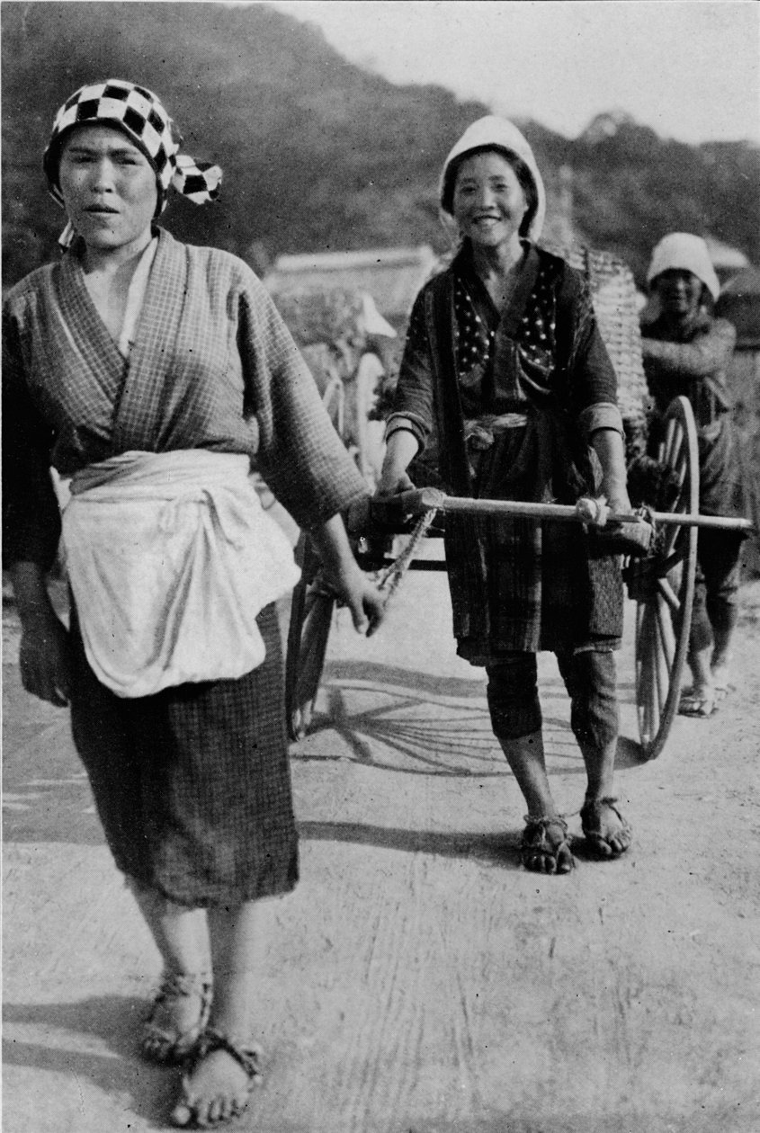 Tři generace žen jedoucích s vozíkem s babičkou vzadu, tlačení, c1900, 1921. od Julian Leonard Street