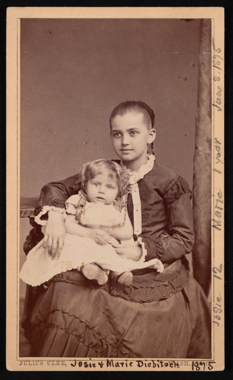 Skupinový portrét dětí Hermana Henryho Diebitsch, Marie a Josephine Josie, 8. června 1875. od Julius Ulke