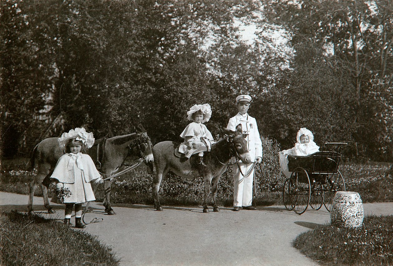 Velké vévodkyně Olga, Tatiana a Maria z Ruska, Carskoje Selo, Rusko, c1899-c1900 od K. von Hahn