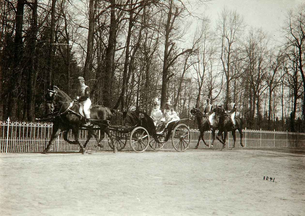 Car Nicholas II a carevna Alexandra Fjodorovna z Ruska v kočáru, začátek 20. století od K. von Hahn