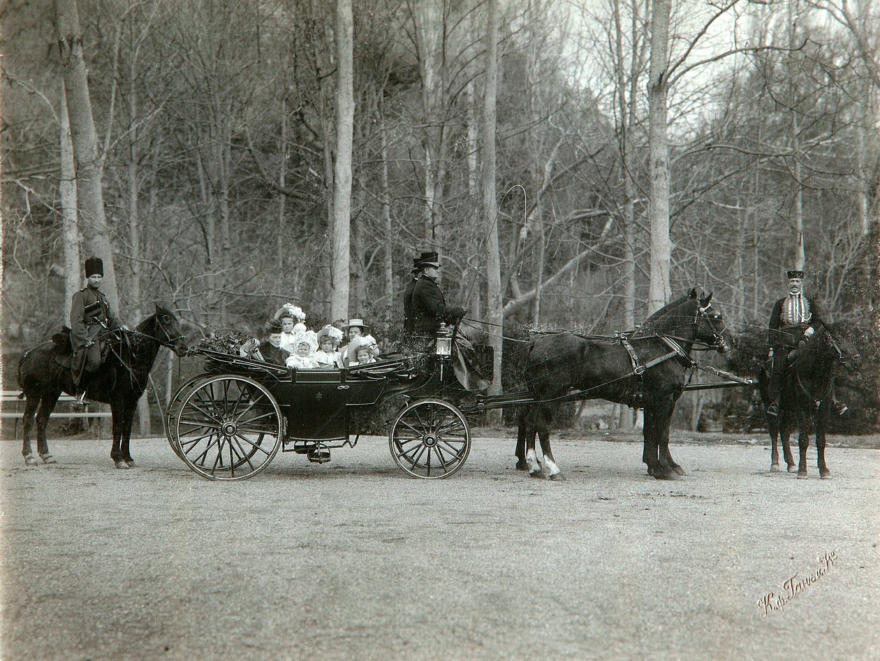 Car Nicholas II Ruska s rodinou v parku Carskoye Selo, Rusko, 1900s. od K. von Hahn
