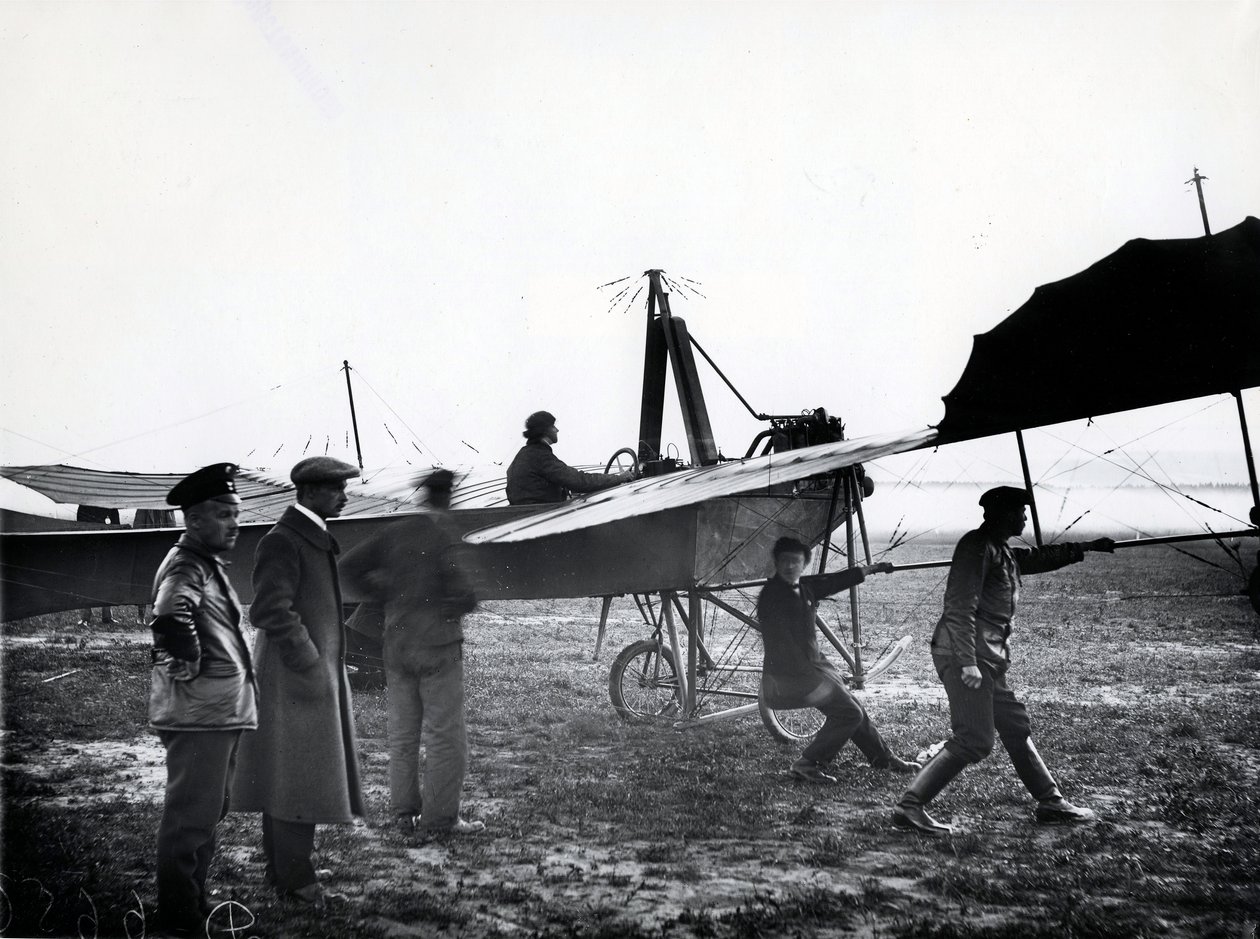 Letadlo startující nebo přistávající na letišti poblíž Petrohradu, 1911 od Karl Karlovich Bulla