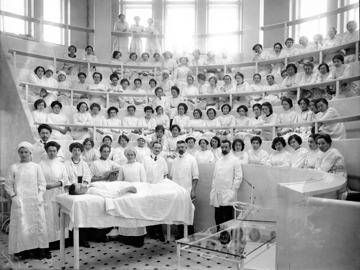 Studenti ženského lékařského institutu v divadle během přednášky, 1913 od Karl Karlovich Bulla