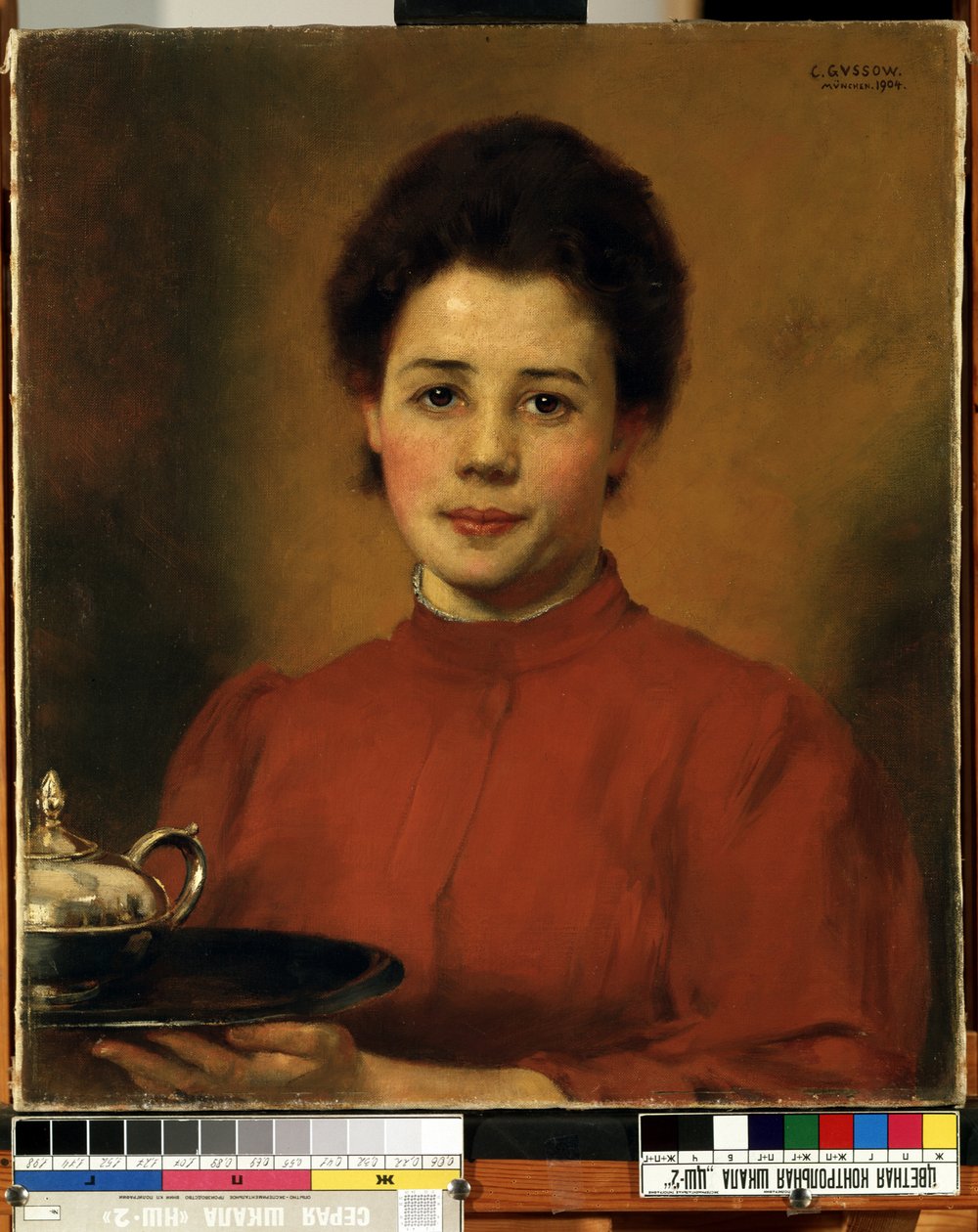 ""Mladá žena v červeném"" Portrét ženy nesoucí podnos se stříbrnou konvicí. (Žena v červeném) Malba Karla (Carla) Gusova (1843-1907) 1904 Mikalojus Konstantinas Ciurlionis Fine Arts Museum, Kaunas, Litva od Karl Gussow