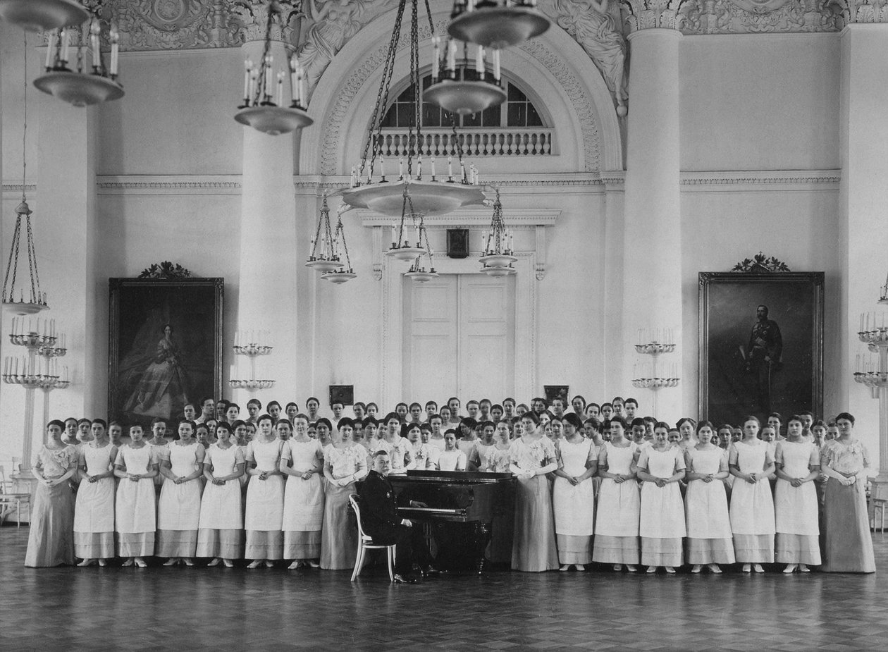 Žáci Smolného ústavu pro šlechtické panny na hodině hudební výchovy, c. 1913 od Karl Karlovich Bulla