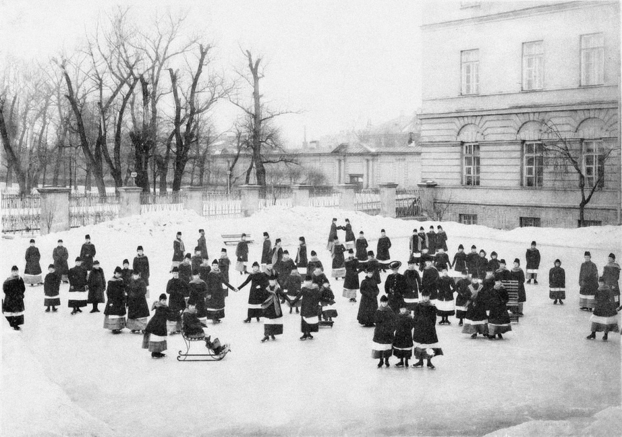 Žáci Smolného ústavu pro šlechtické panny na Zimní vycházce, c. 1913 od Karl Karlovich Bulla