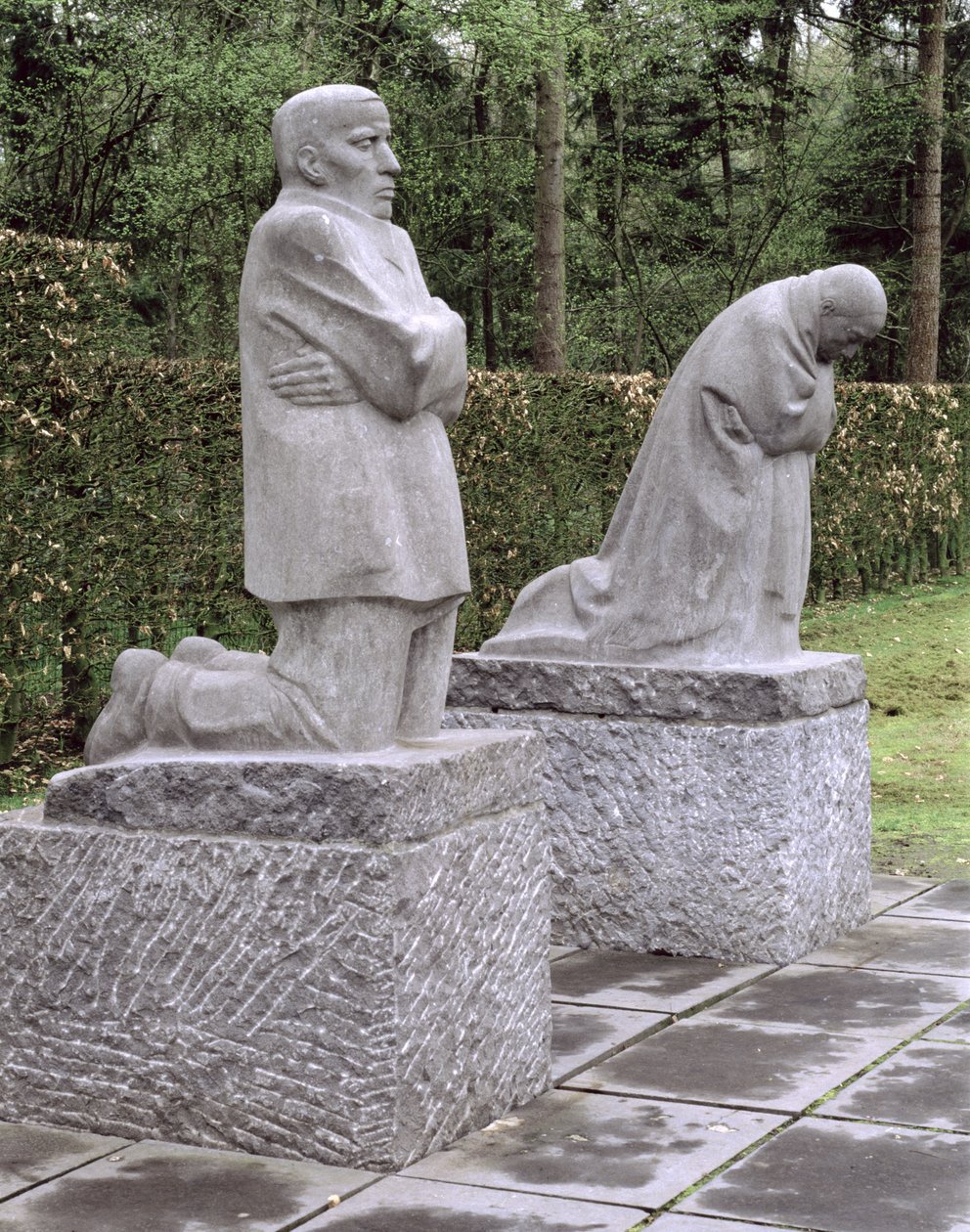 Památník zachycující umělkyni a jejího manžela truchlícího nad mrtvým synem Peterem Kollwitzem, věnován v roce 1931 od Käthe Kollwitz