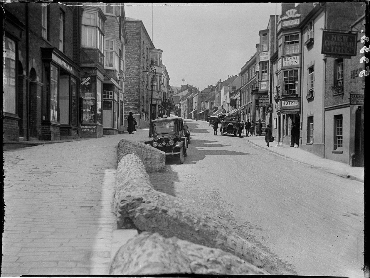 Broad Street, Lyme Regis, Dorset, 22.05.1925 (černobílá fotografie) od Katherine Jean Macfee