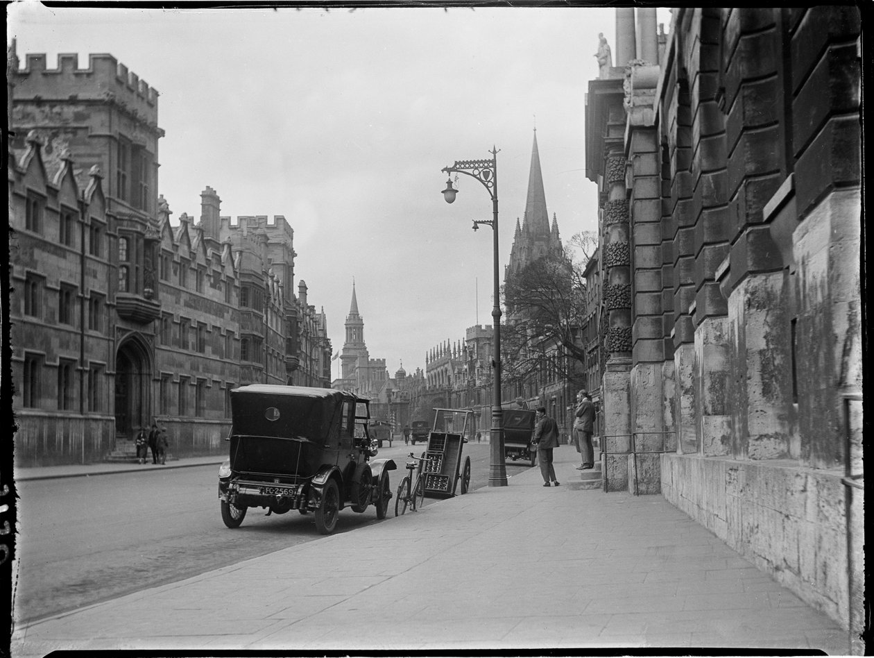 High Street, Oxford, Oxfordshire, 22. 4. 1924 (černobílá fotografie) od Katherine Jean Macfee