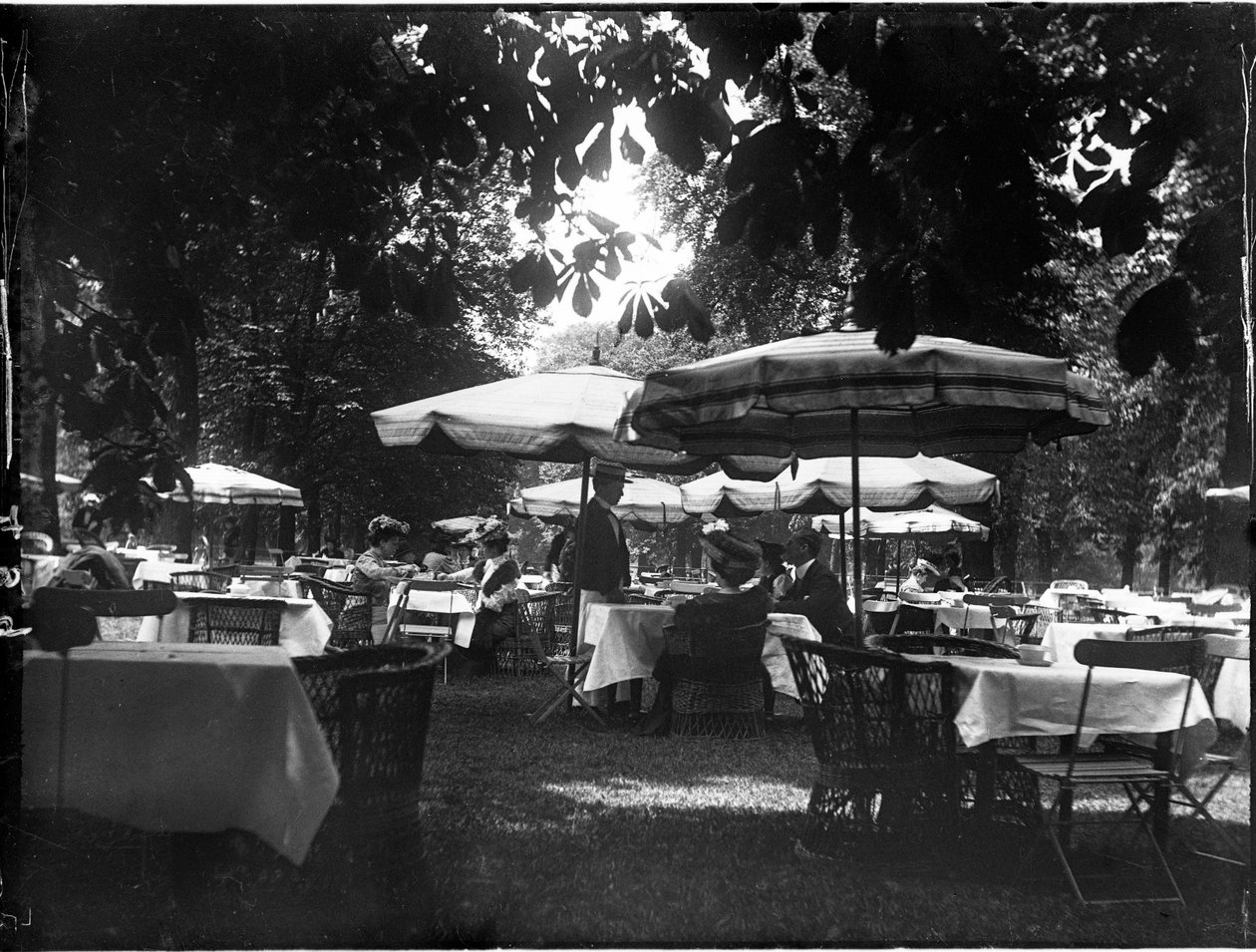 Hyde Park, City Of Westminster, Londýn, 27. 4. 1905 (černobílá fotografie) od Katherine Jean Macfee