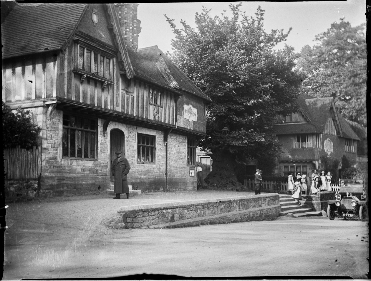 Leicester Square, Penshurst, Sevenoaks, Kent, 22.05.1911 (černobílá fotografie) od Katherine Jean Macfee