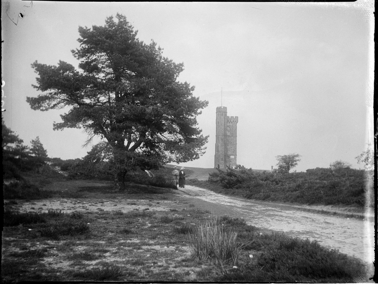Leith Hill Tower, Leith Hill, Wotton, Mole Valley, Surrey, 25.05.1912 (černobílá fotografie) od Katherine Jean Macfee