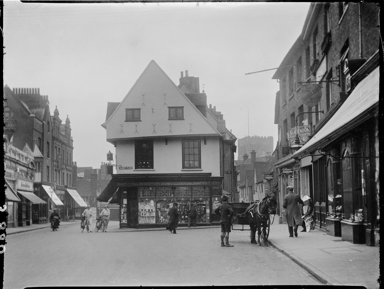 Market Place, St. Albans, St. Albans, Hertfordshire, 26. 4. 1928 (černobílá fotografie) od Katherine Jean Macfee
