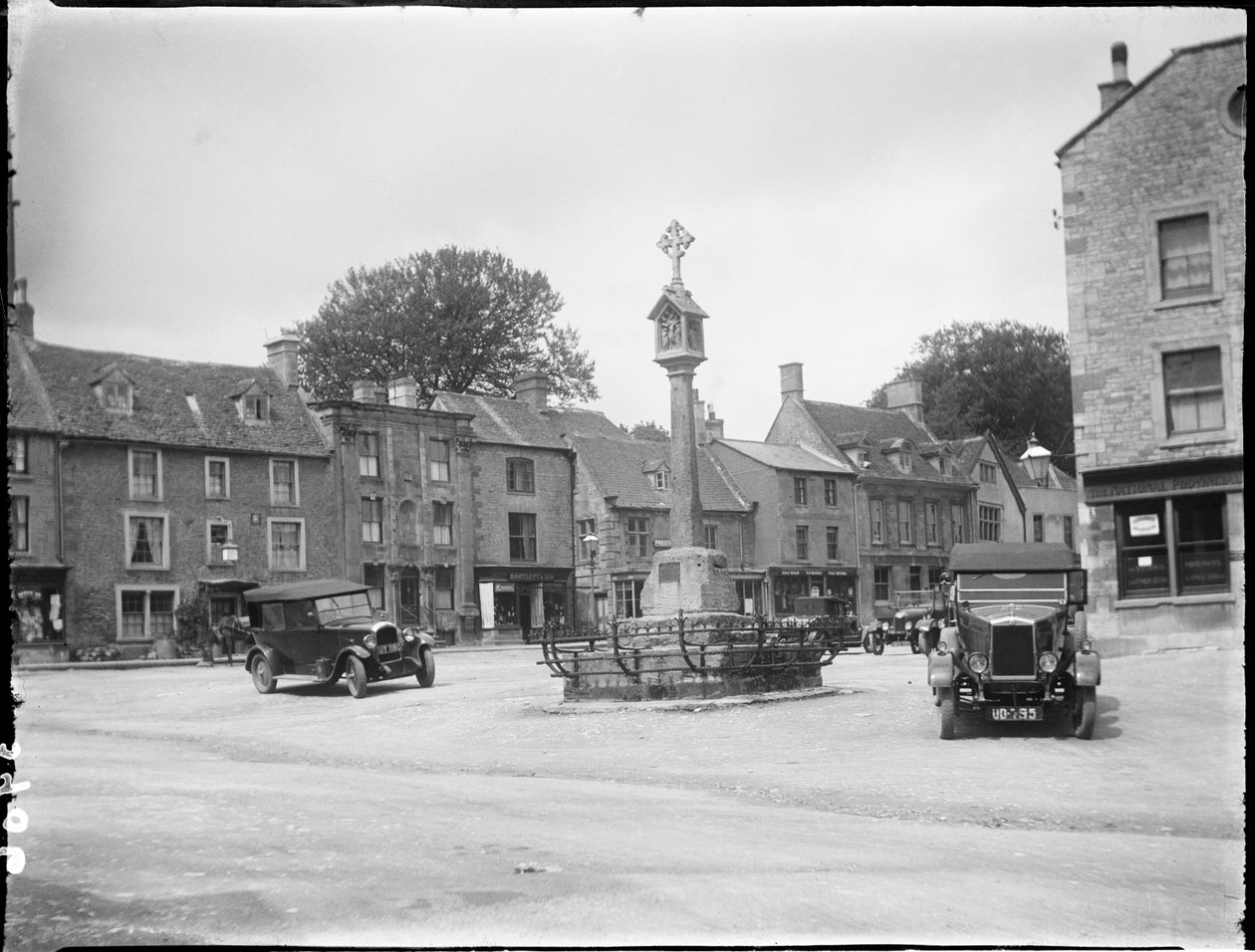 Market Square, Stow-On-The-Wold, Cotswold, Gloucestershire, 9. května 1928 - 23. května 1928 (černobílá fotografie) od Katherine Jean Macfee