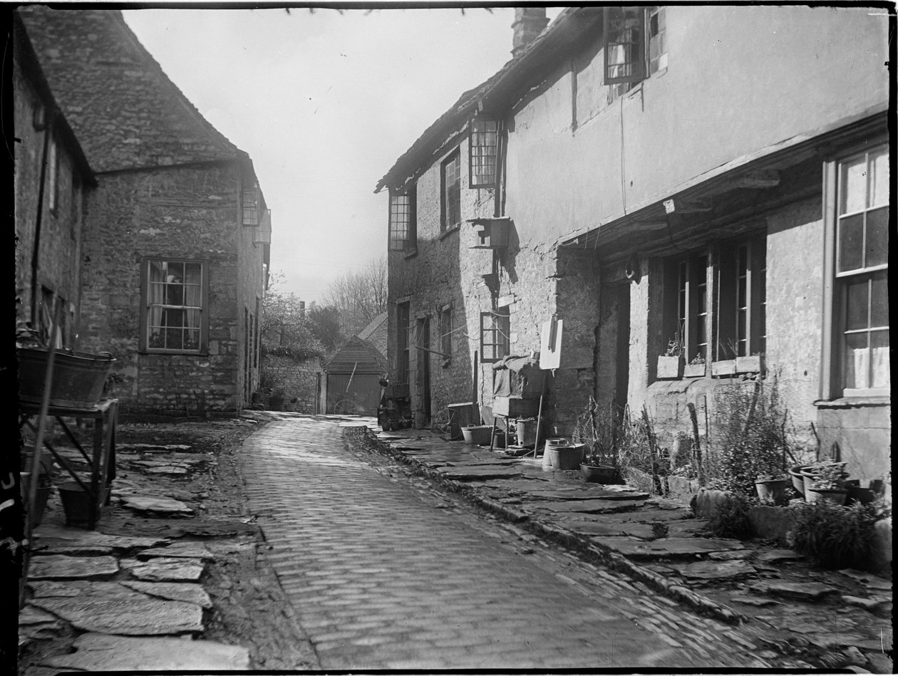 Old George Yard, Burford, Oxfordshire, 22. dubna 1924 – 6. května 1924 (černobílá fotografie) od Katherine Jean Macfee