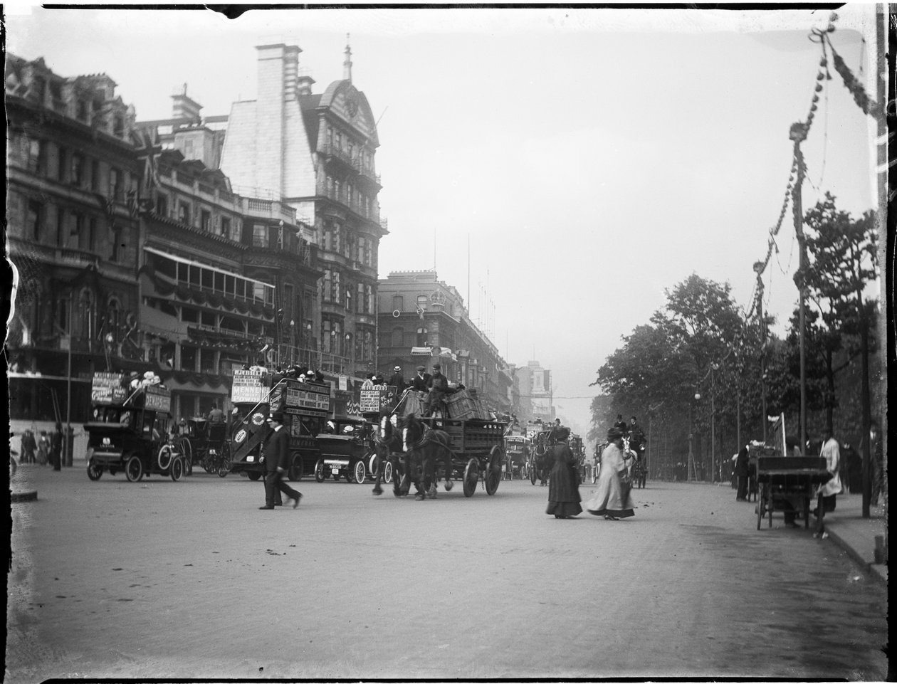 Piccadilly, City Of Westminster, Londýn, 20. 6. 1911 (černobílá fotografie) od Katherine Jean Macfee