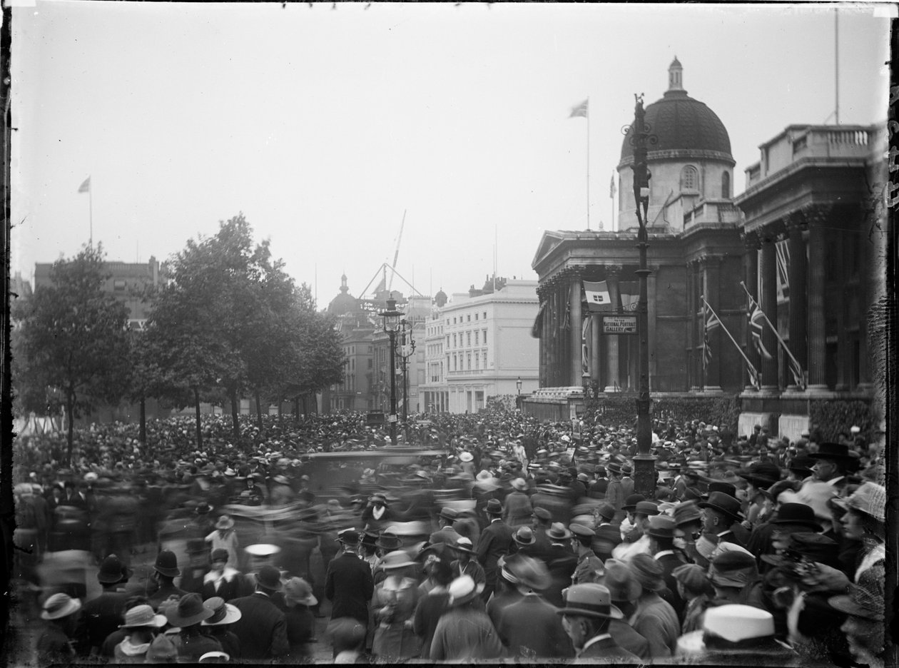 Trafalgar Square, St James, City Of Westminster, Londýn, 28. 6. 1919 (černobílá fotografie) od Katherine Jean Macfee