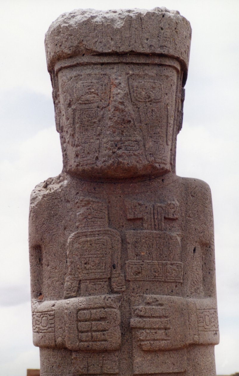 Stojící monolit Ponce v Kalasasay, chrámové oblasti předkolumbovské lokality, postavené v 8.-10. století n. l. (foto) (viz také 138751) od Katie Attenborough