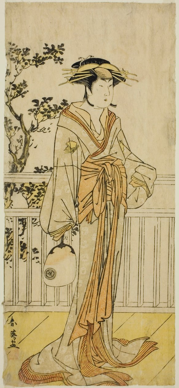 Herec Iwai Hanshiro IV jako Okumi z vějíře Mieido () ve hře Sanjuk-koku Yobune no Hajimari (), která se hrála v divadle Ichimura () v pátém měsíci roku 1789 () od Katsukawa Shun