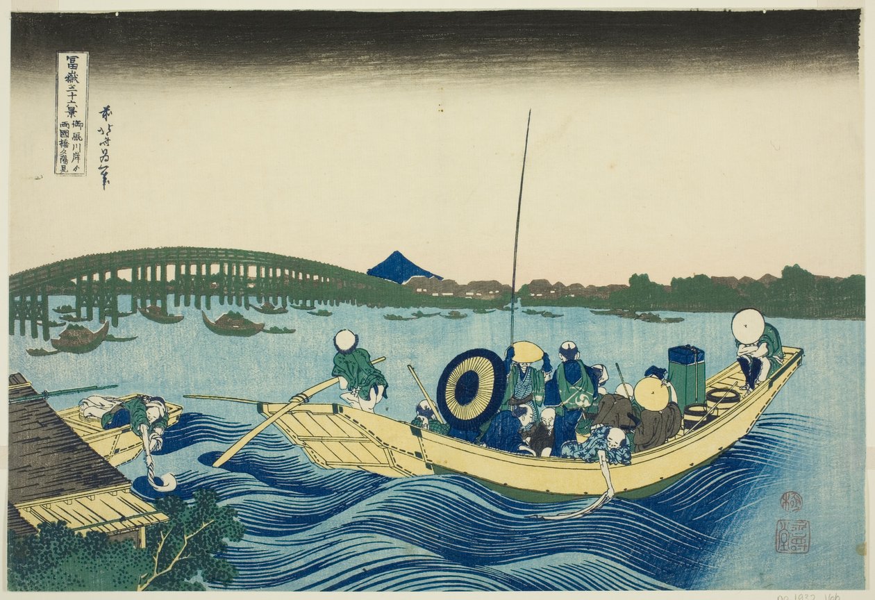 Pohled na západ slunce nad mostem Ryogoku z nábřeží Onmaya (Onmayagashi yori Ryogokubashi sekiyo o miru), ze série „Třicet šest pohledů na horu Fuji (Fugaku sanjurokkei)“ od Katsushika Hokusai
