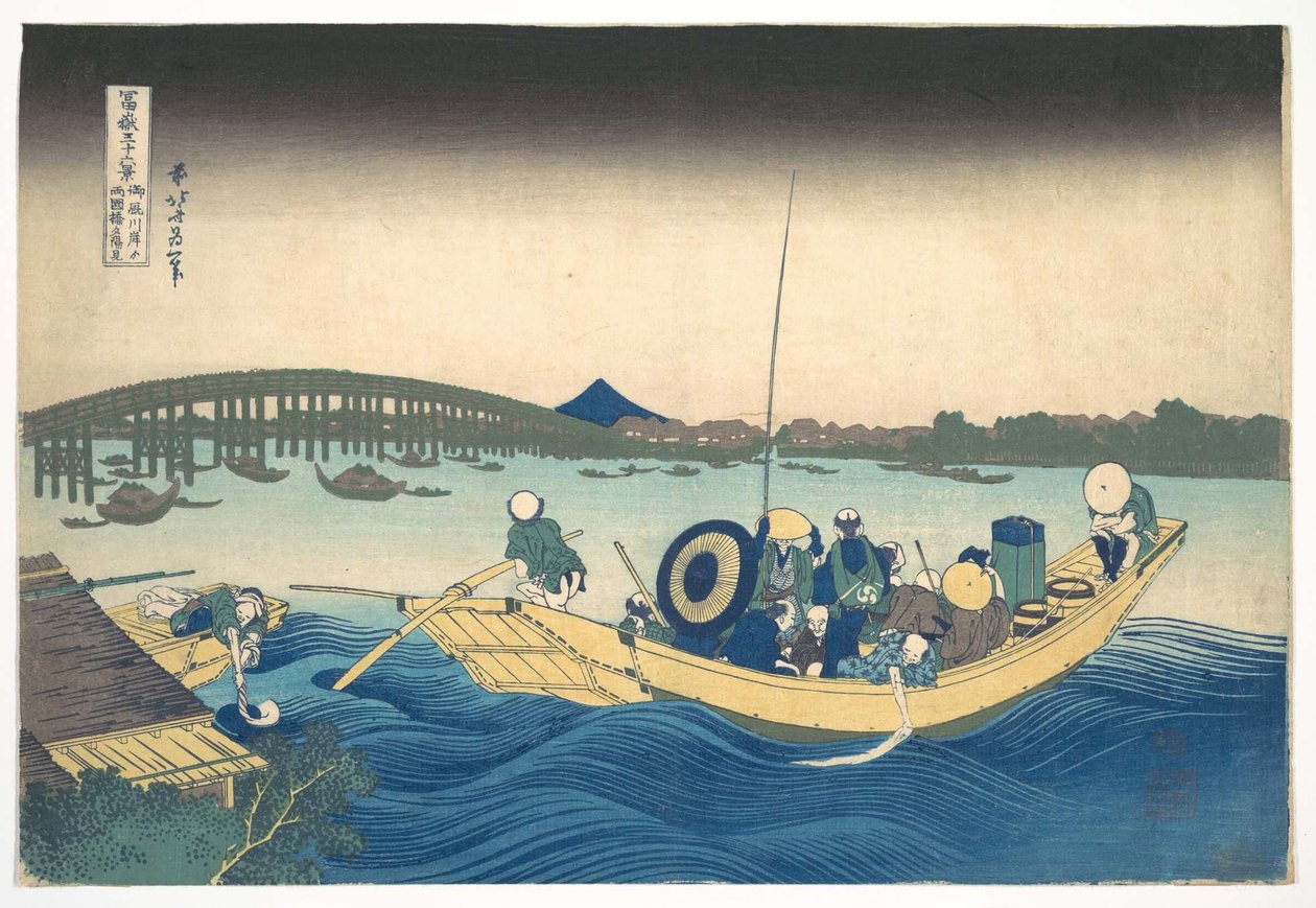 Pohled na západ slunce nad mostem Ryōgoku z nábřeží Onmaya (Onmayagashi yori Ryōgokubashi sekiyō o miru), ze série „Třicet šest pohledů na horu Fuji“ (Fugaku sanjūrokkei) od Katsushika Hokusai