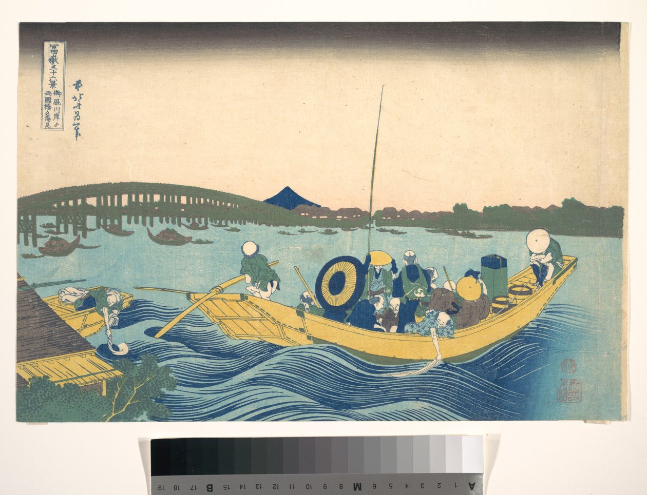 Pohled na západ slunce nad mostem Ryōgoku z nábřeží Onmaya (Onmayagashi yori Ryōgokubashi sekiyō o miru), ze série „Třicet šest pohledů na horu Fuji“ (Fugaku sanjūrokkei) od Katsushika Hokusai