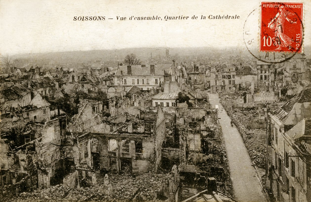 Celkový pohled na zničenou katedrální čtvrť, Soissons od Alec Hunter