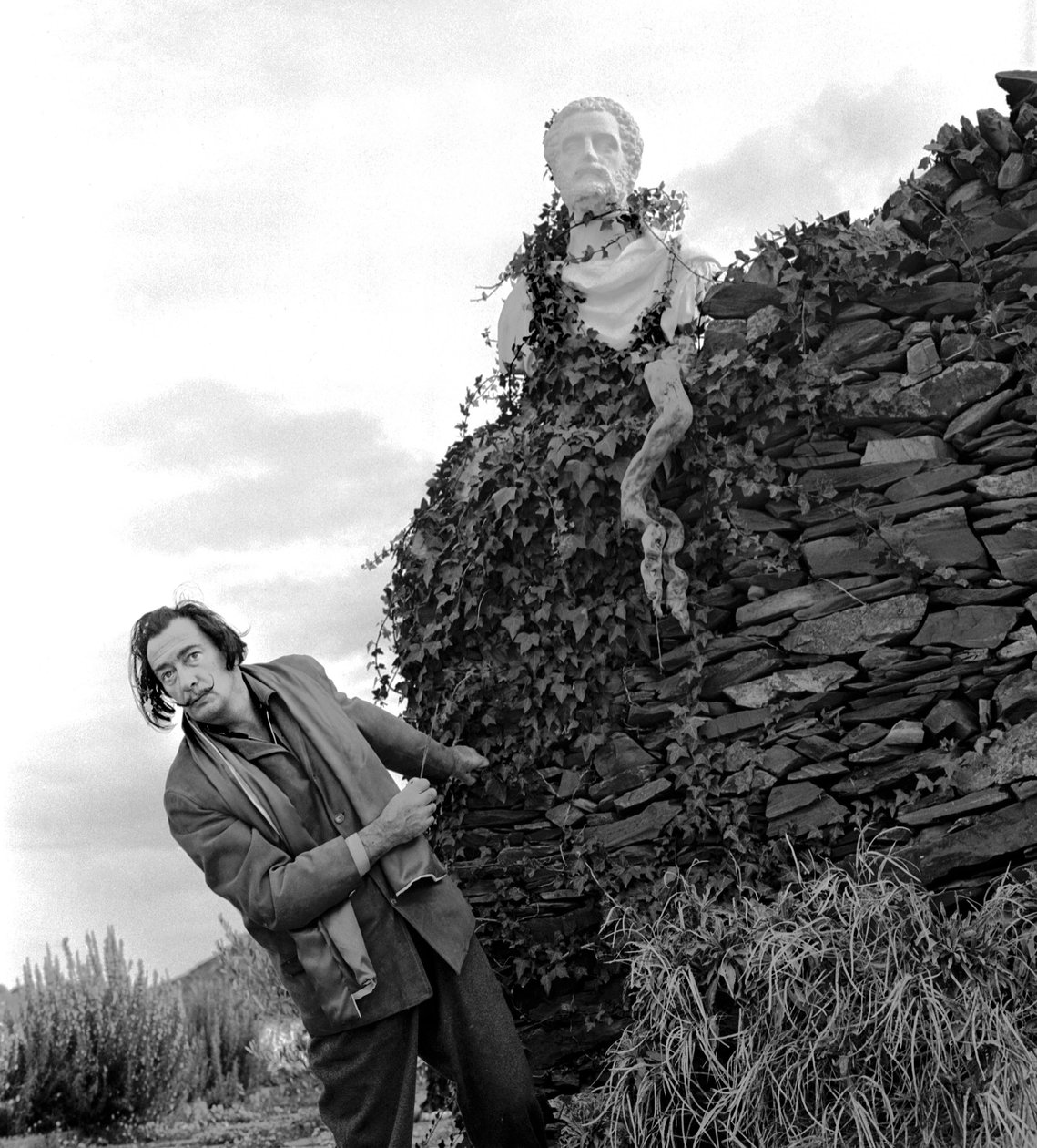 Salvador Dalí v Port Lligat, listopad 1957 (černobílá fotografie) od Alec Hunter