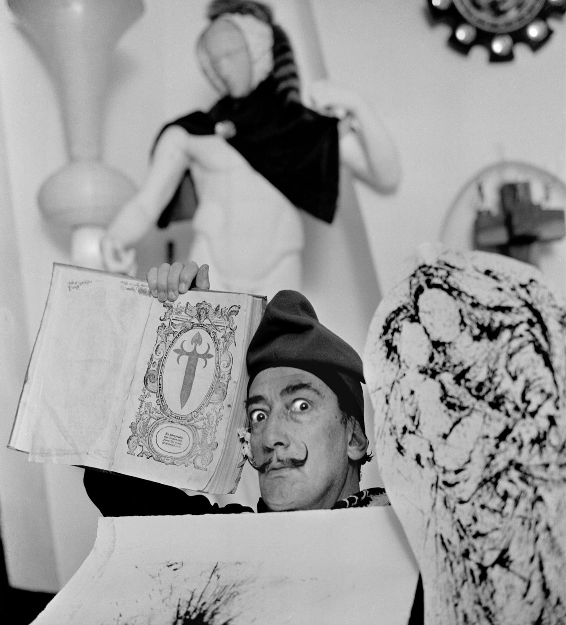 Salvador Dalí ve svém domě v Port Lligat, listopad 1957 (černobílá fotografie) od Alec Hunter