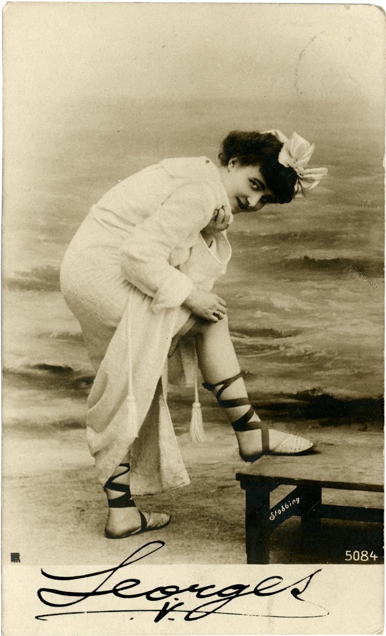 Žena na pláži, c. začátek 1900 (pohlednice) od Alec Hunter