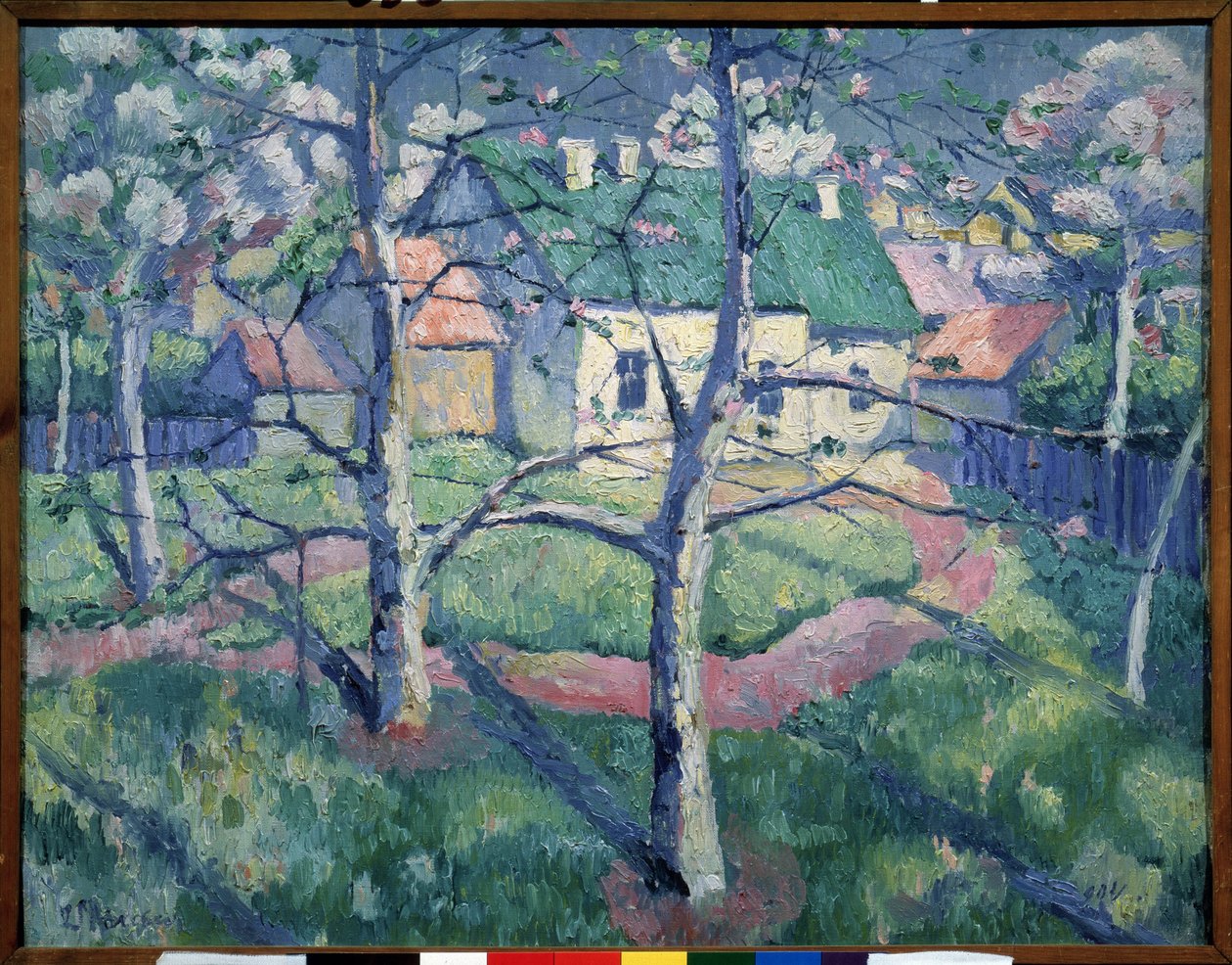 Kvetoucí jabloně. Venkovská krajina v létě, pár domů, cesta, stromy. Obraz Kazimira Severinoviče Maleviče (Malevich, Malevic) (1878-1935), olej na plátně od Kazimir Severinovich Malevich