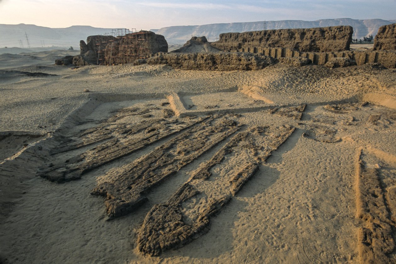 Abydos, 5 000 let staré dřevěné prkenné lodě v hrobě z hliněných cihel, raná dynastie, 2005 (foto) od Kenneth Garrett