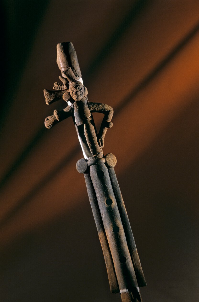 Keramická flétna, artefakt ze šlechtického domu v Aguateca, hlavní město Mayů 700-800 n. l., Guatemala, 2006 (foto) od Kenneth Garrett