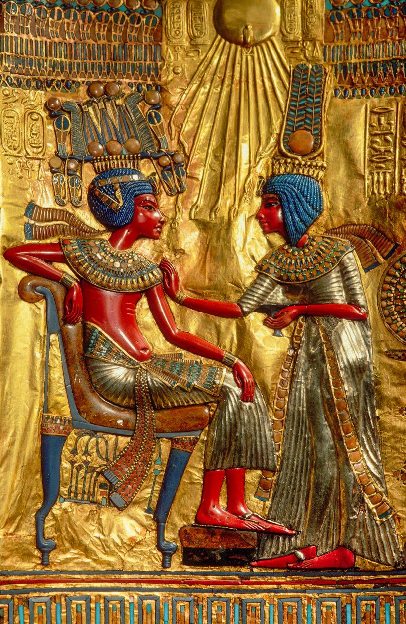 Detail postavy na vnitřní zadní straně zlatého trůnu zobrazující Tutanchamona a jeho ženu, Egypt..., 2009 (foto) od Kenneth Garrett