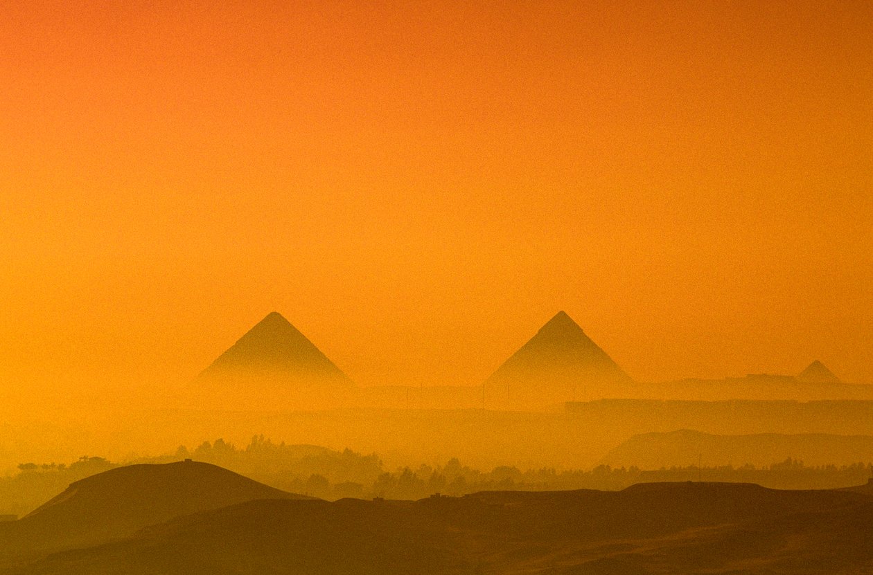 Egypt; Stará říše; náhorní plošina Gíza; pyramidy v Gíze; Chufu; Chafre; Menkaure od Kenneth Garrett