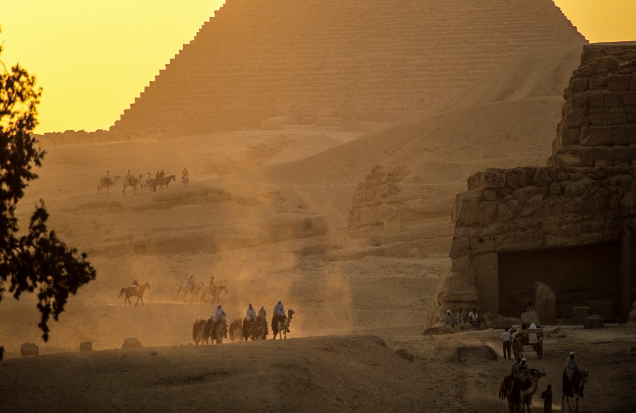 Stará egyptská říše; scenérie pyramid v Gíze; Gíza; Egypt od Kenneth Garrett