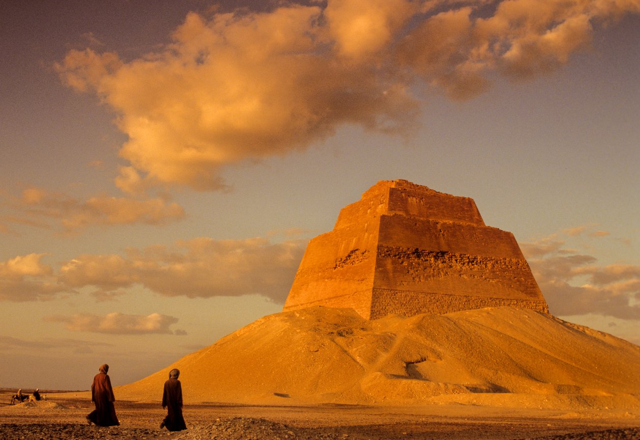 Stará egyptská říše; pyramida krále Snefrua; asi 2575 př. n. l.; Maidum; Egypt, stupňovitá pyram... od Kenneth Garrett