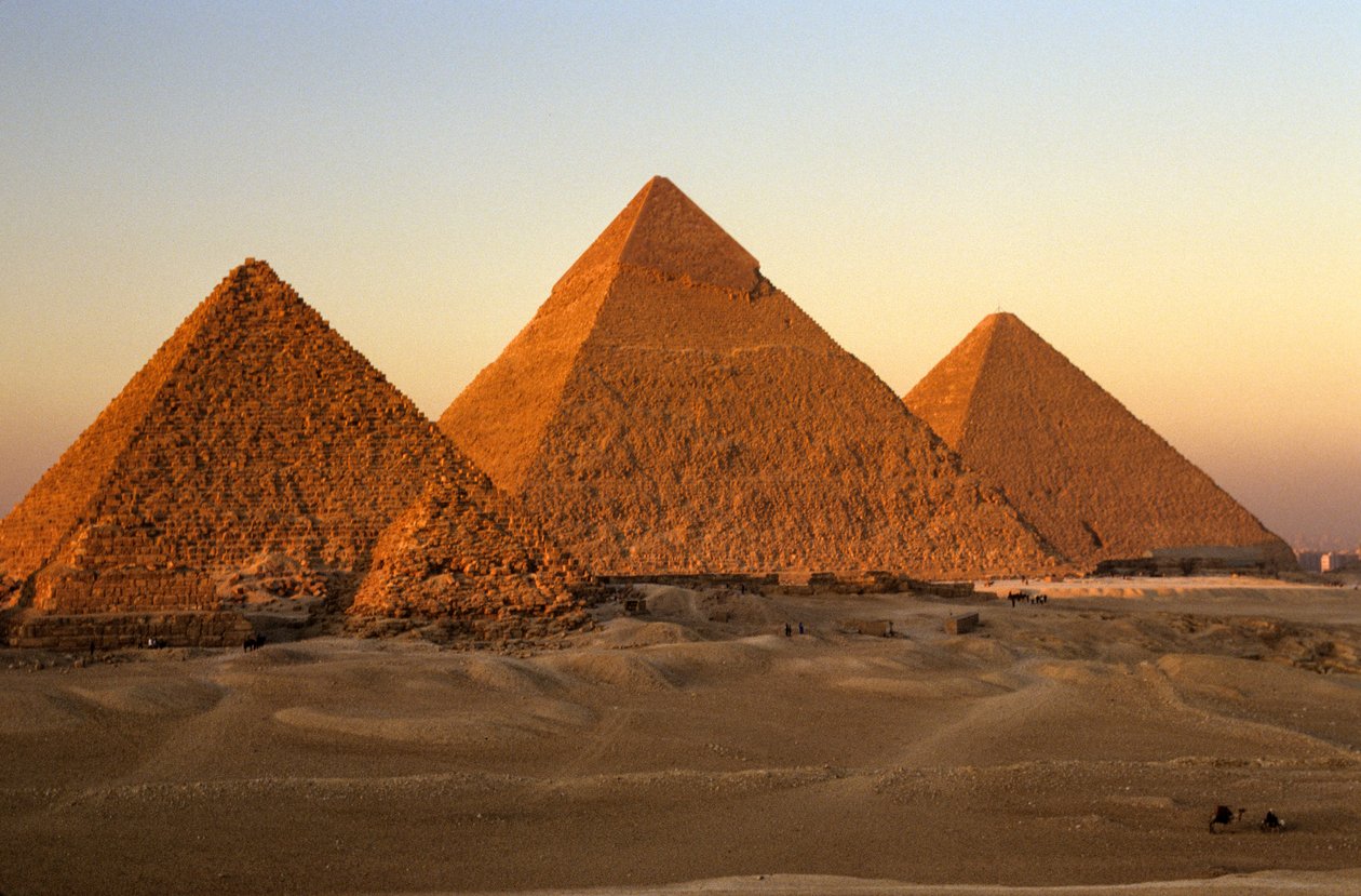 Stará egyptská říše; pyramidy; náhorní plošina Gíza; Gíza; Egypt od Kenneth Garrett