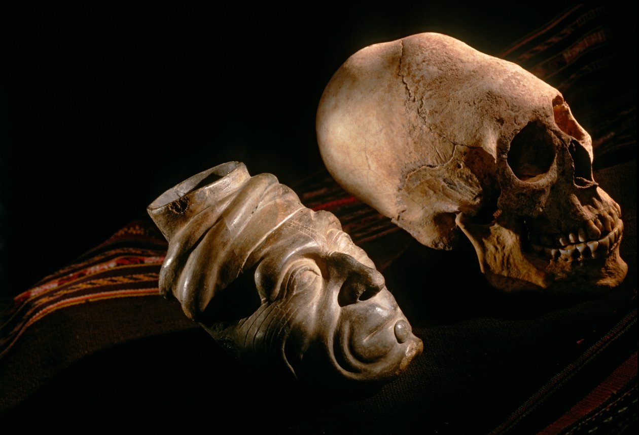 Říše slunce; Bolívie; domorodci; Andy; Tiwanaku; deformace lebky z..., 2002 (foto) od Kenneth Garrett