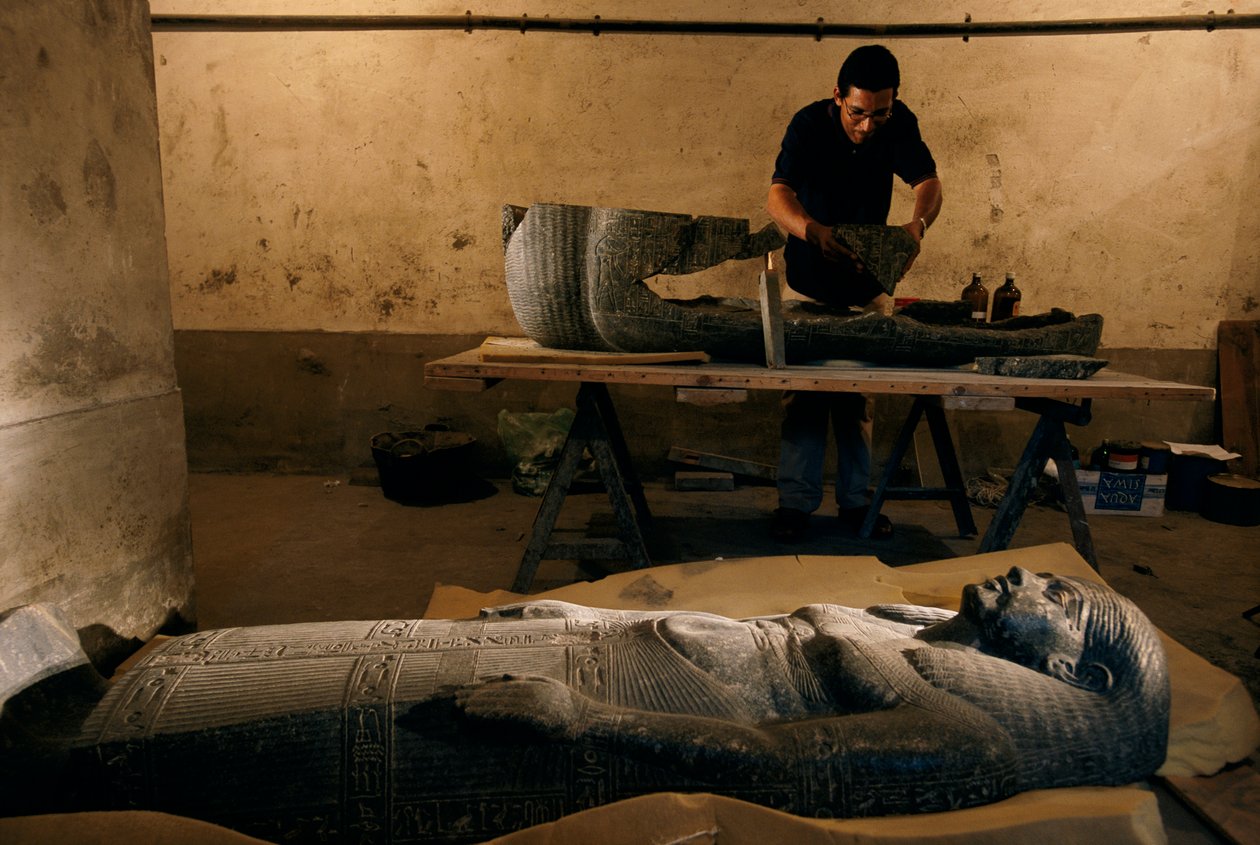 Rekonstrukce fragmentů podstavce Senqedova sarkofágu, Nová říše, 2002 (foto) od Kenneth Garrett