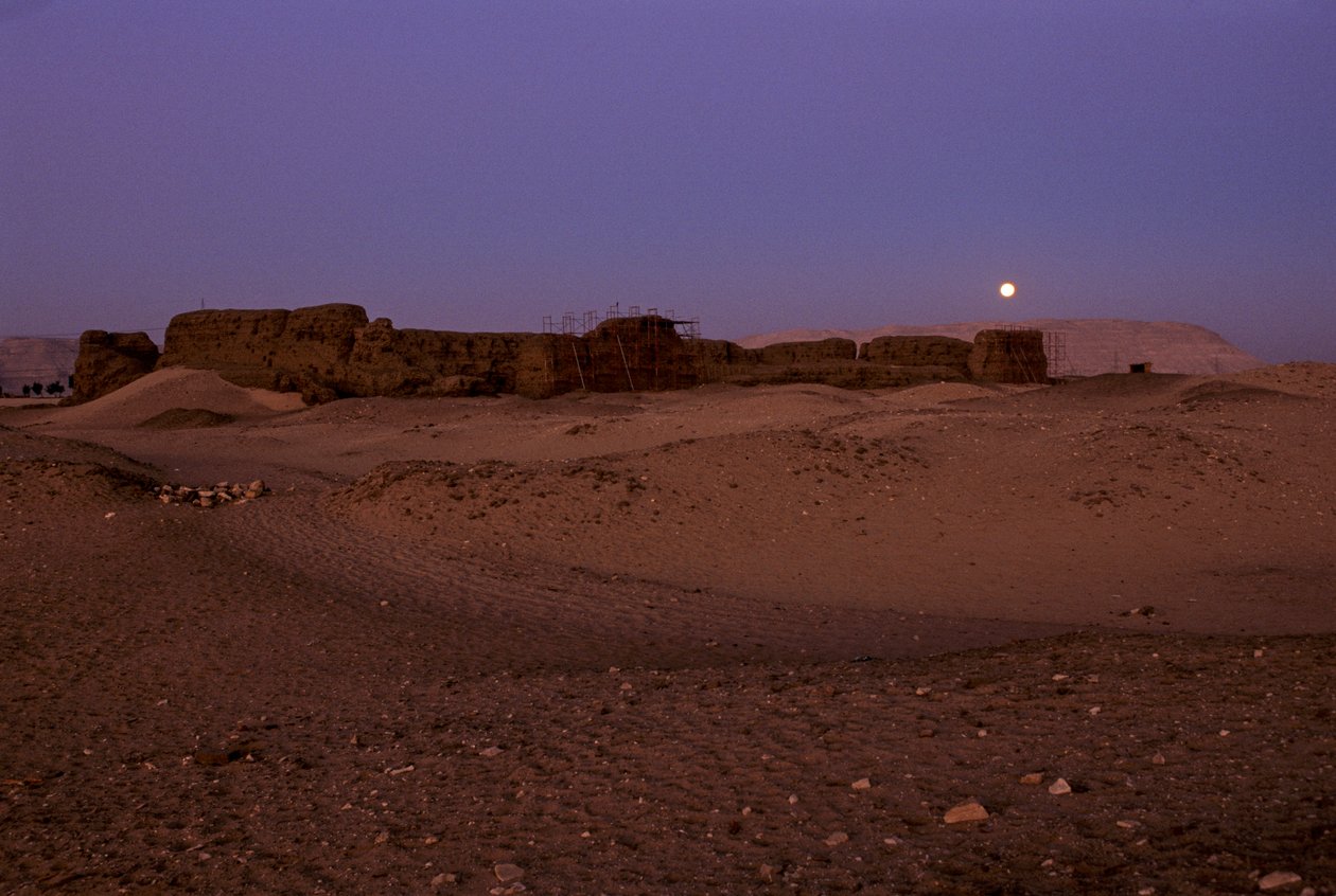 Měsíc v úplňku nad Šunetem Chasechemuy, Abydos, Egypt, 2005 (foto) od Kenneth Garrett